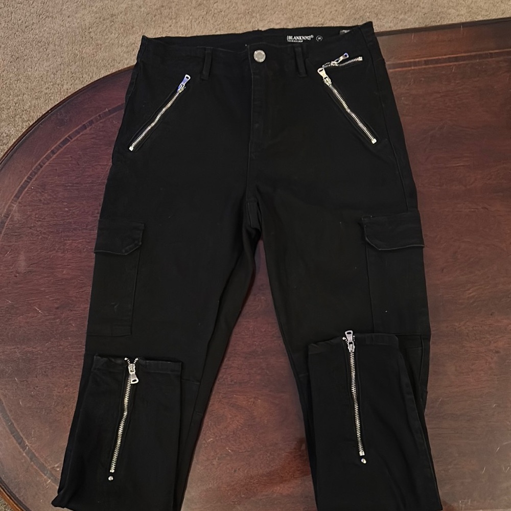Blank NYC Reade crop skinny pants in black. Mid rise size 28
